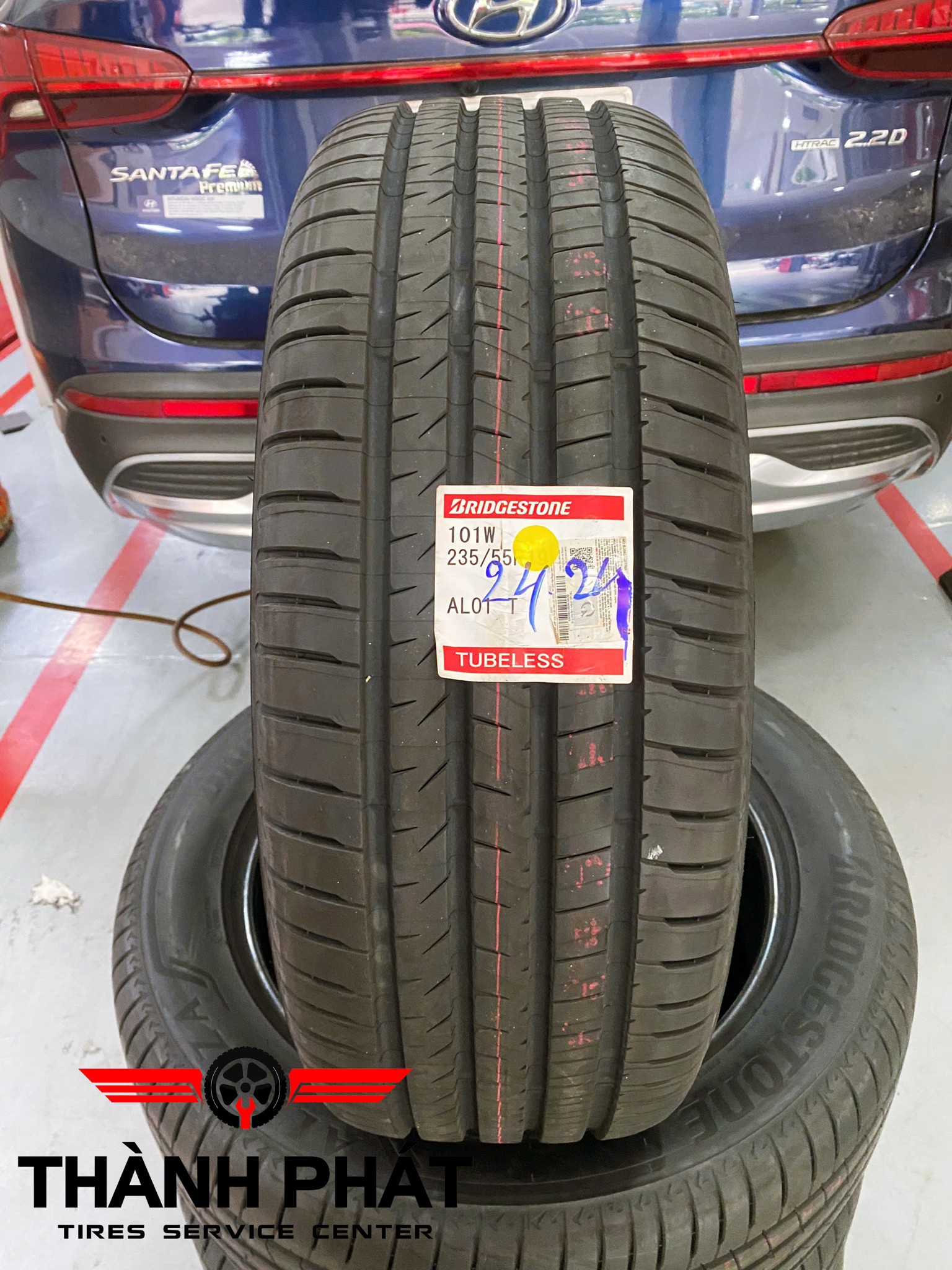 HYUNDAI SANTAFE chuẩn bị cho đại lễ 30/4 1/5, thay dàn lốp Bridgestone Alenza 001 235/55R19 để có 1 hành trình cùng gia đình luôn an toàn và êm ái