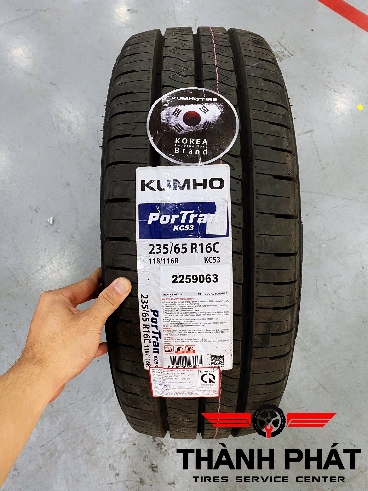 HYUNDAI SOLATI đến thay dòng lốp theo xe KUMHO 235/65R16 nổi tiếng tại Hàn Quốc