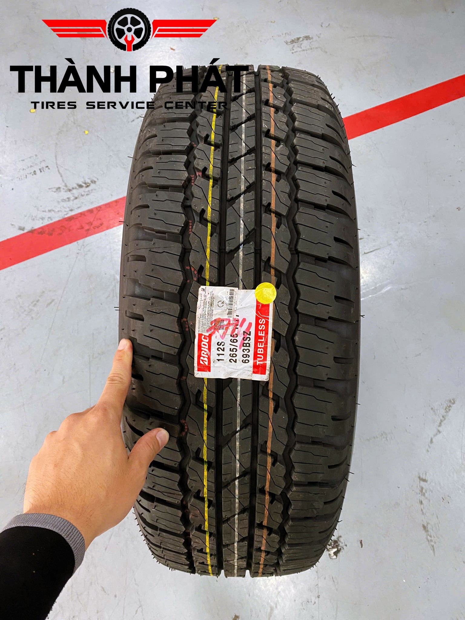 TOYOTA FORTUNER thay dàn lốp Bridgestone Dualer 265/65r17 theo xe luôn đi đầu trong chất lượng và sự bền bỉ
