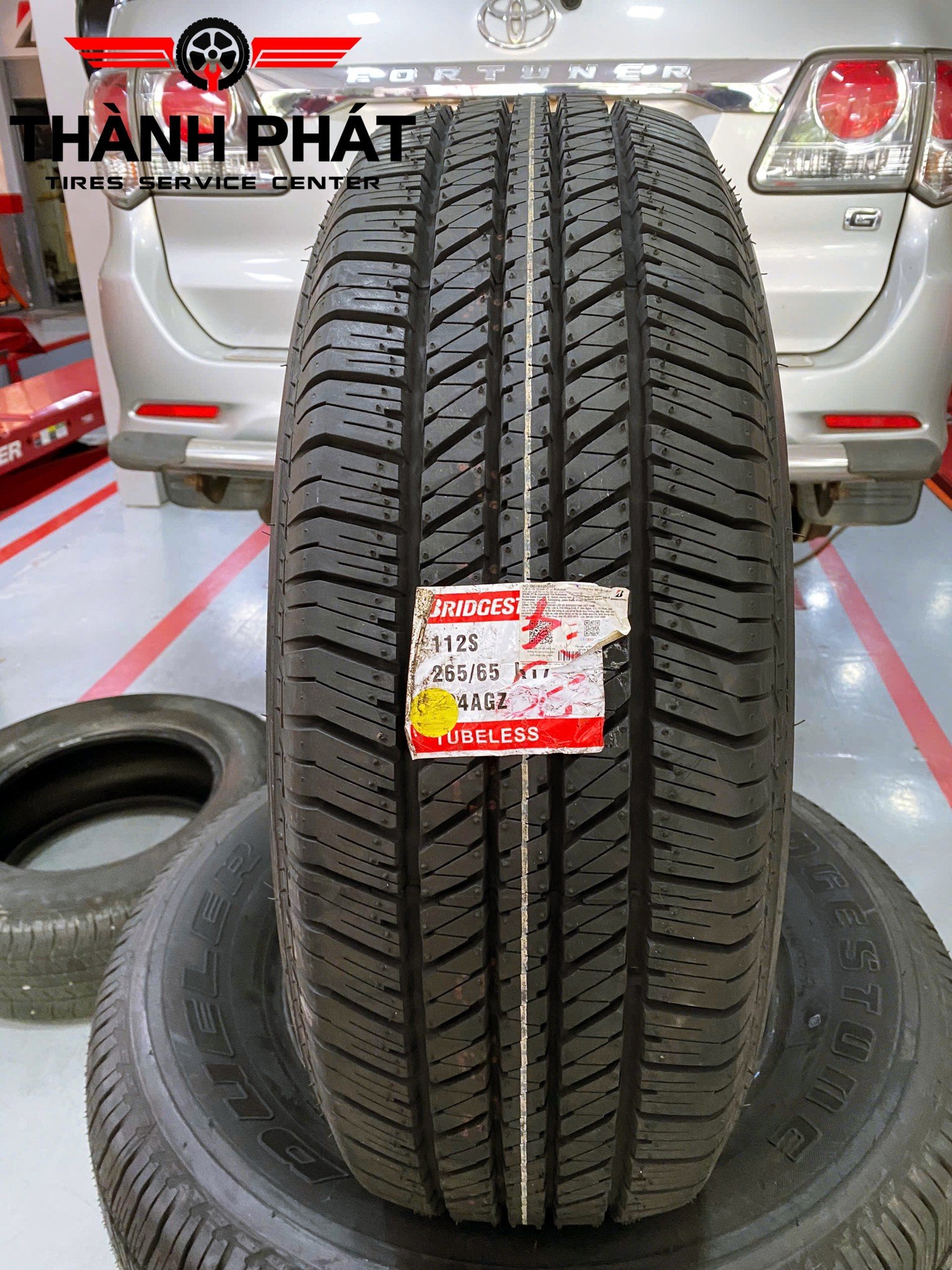TOYOTA FORTUNER thay dàn lốp Bridgestone theo xe 265/65R17 bền bỉ, chất lượng và luôn đảm bảo an toàn