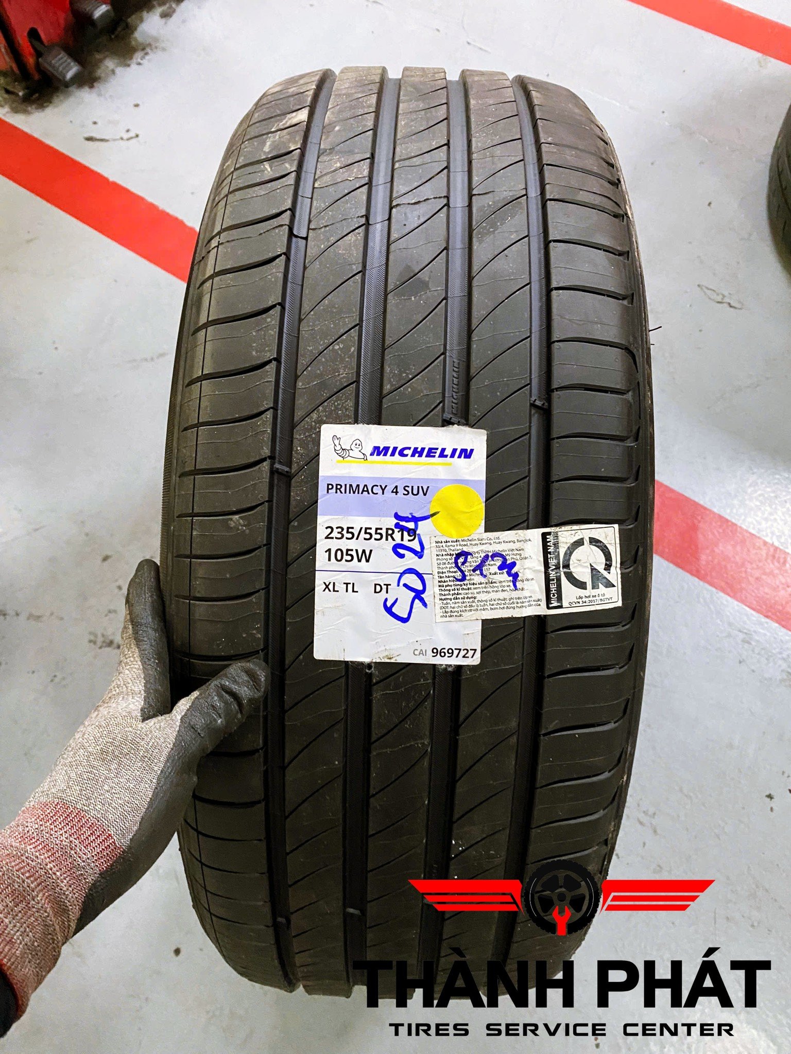 KIA CARNIVAL thay dàn lốp Michelin Primacy 4 235/55R19 để đảm bảo hành trình luôn an toàn và êm ái