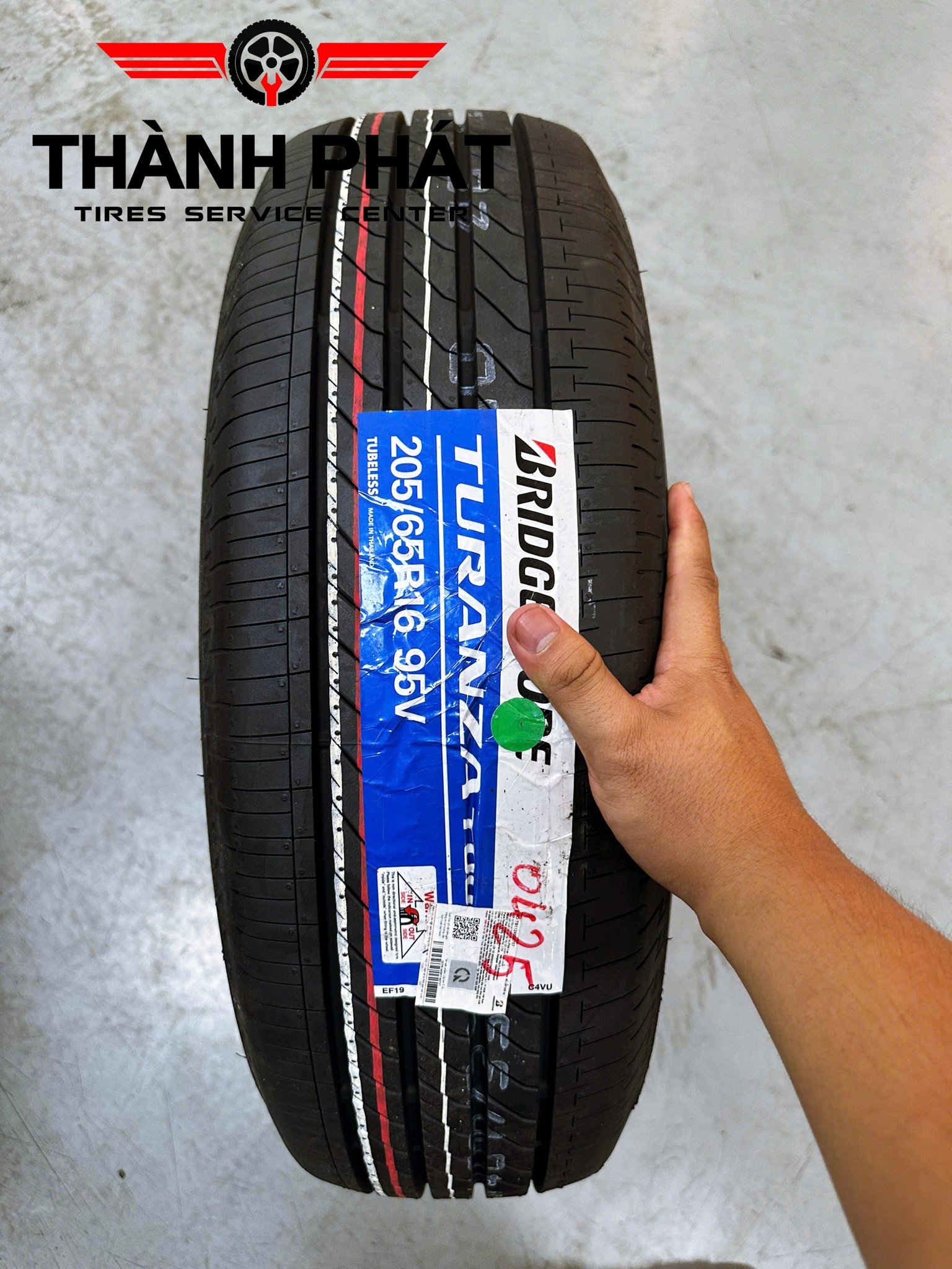 TOYOTA INNOVA thay dàn lốp Bridgestone Turanza T005 205/65R16 cho hành trình cùng gia đình luôn an toàn và êm ái