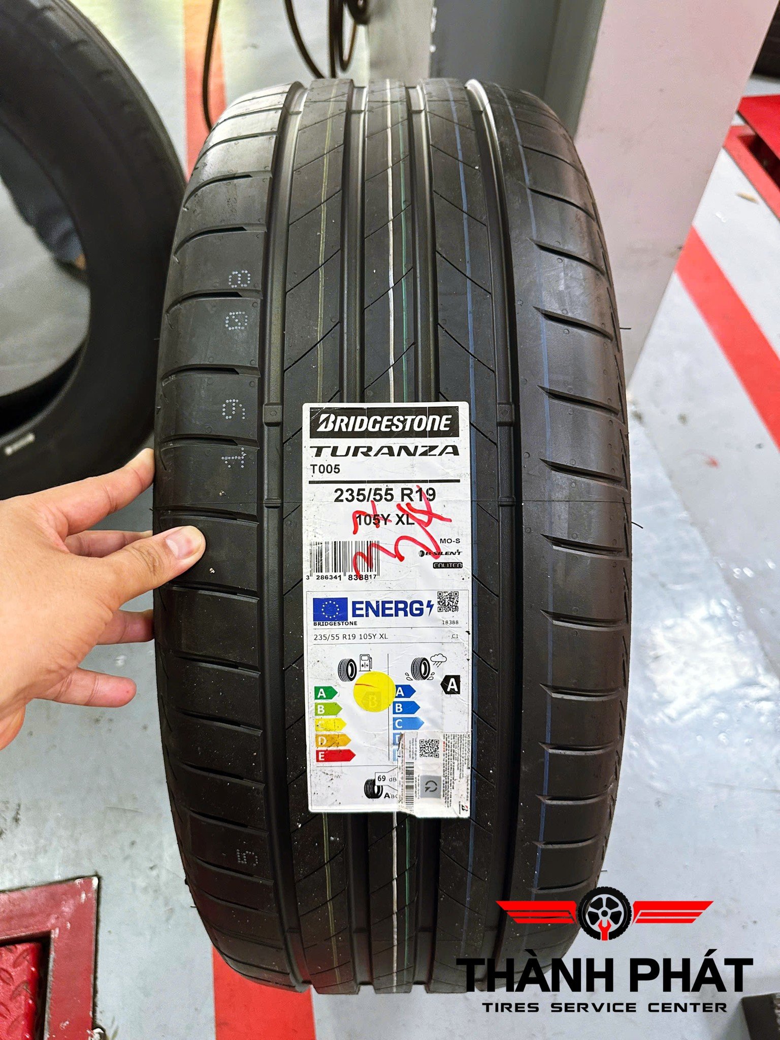 KIA CARNIVAL thay dàn lốp Bridgestone Turanza T005 235/55R19 từ Châu Âu khẳng định chất lượng và độ êm ái vượt trội