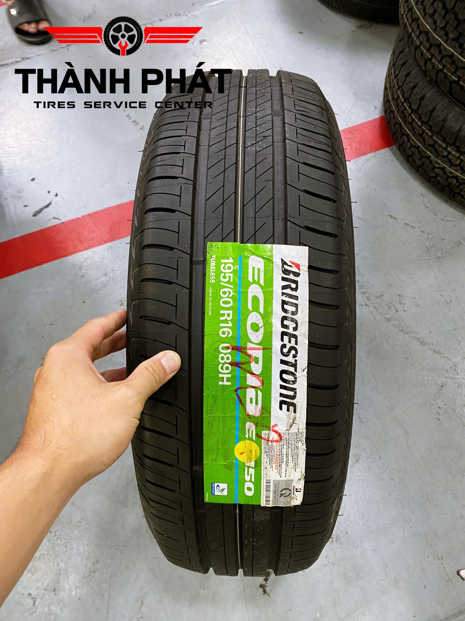 TOYOTA VELOZ thay dàn lốp Bridgestone 195/60R16 - Hãng lốp xe hàng đầu trên thế giới về chất lượng và độ tin dùng