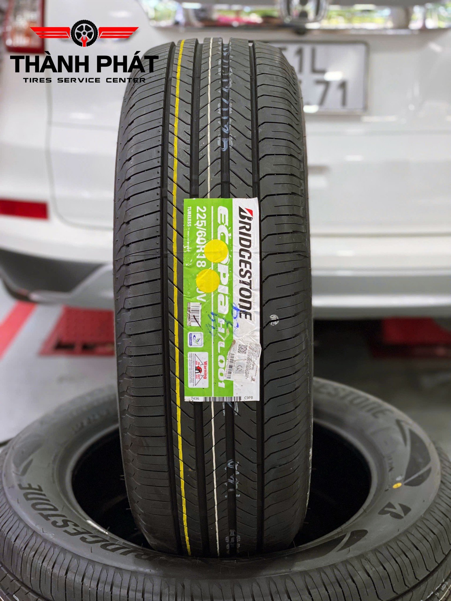 HONDA CRV đến thay dàn lốp BRIGESTONE 225/60r18 Thương hiệu hàng đầu trên thế giới về chất lượng và độ tin dùng