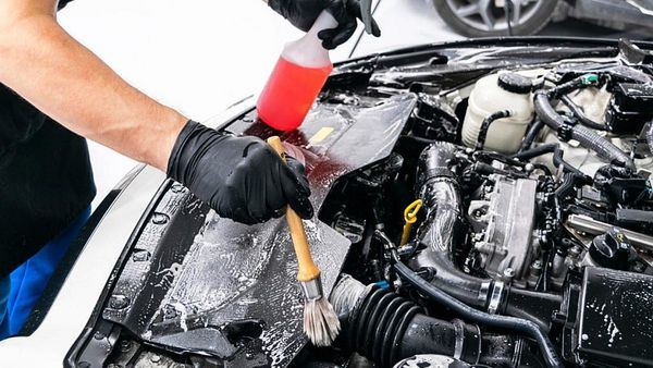 Bao lâu thì cần vệ sinh rửa khoang máy ô tô?