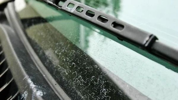 Làm sao để vệ sinh kính ô tô đúng cách tẩy ố xóa vết xước