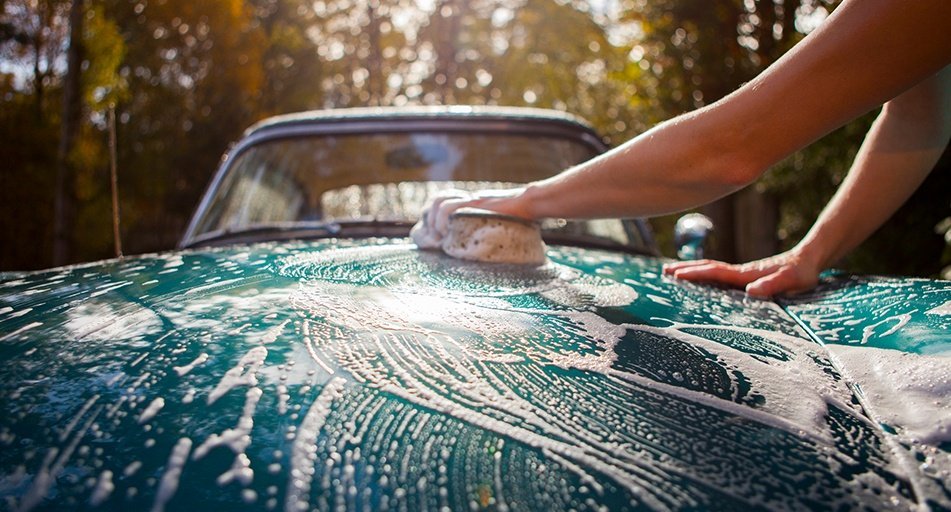 rửa xe ô tô bằng nước rửa chén, xà phòng