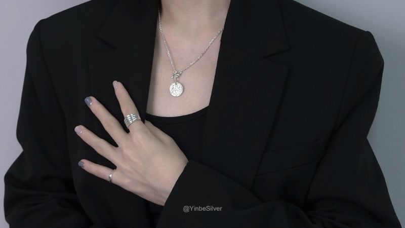 Gợi ý trang sức diện hằng ngày cho nàng công sở: Thanh lịch & Tinh tế