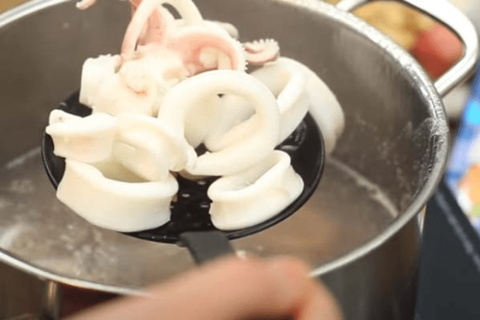 Sơ chế nguyên liệu làm gỏi mực Thái Lan