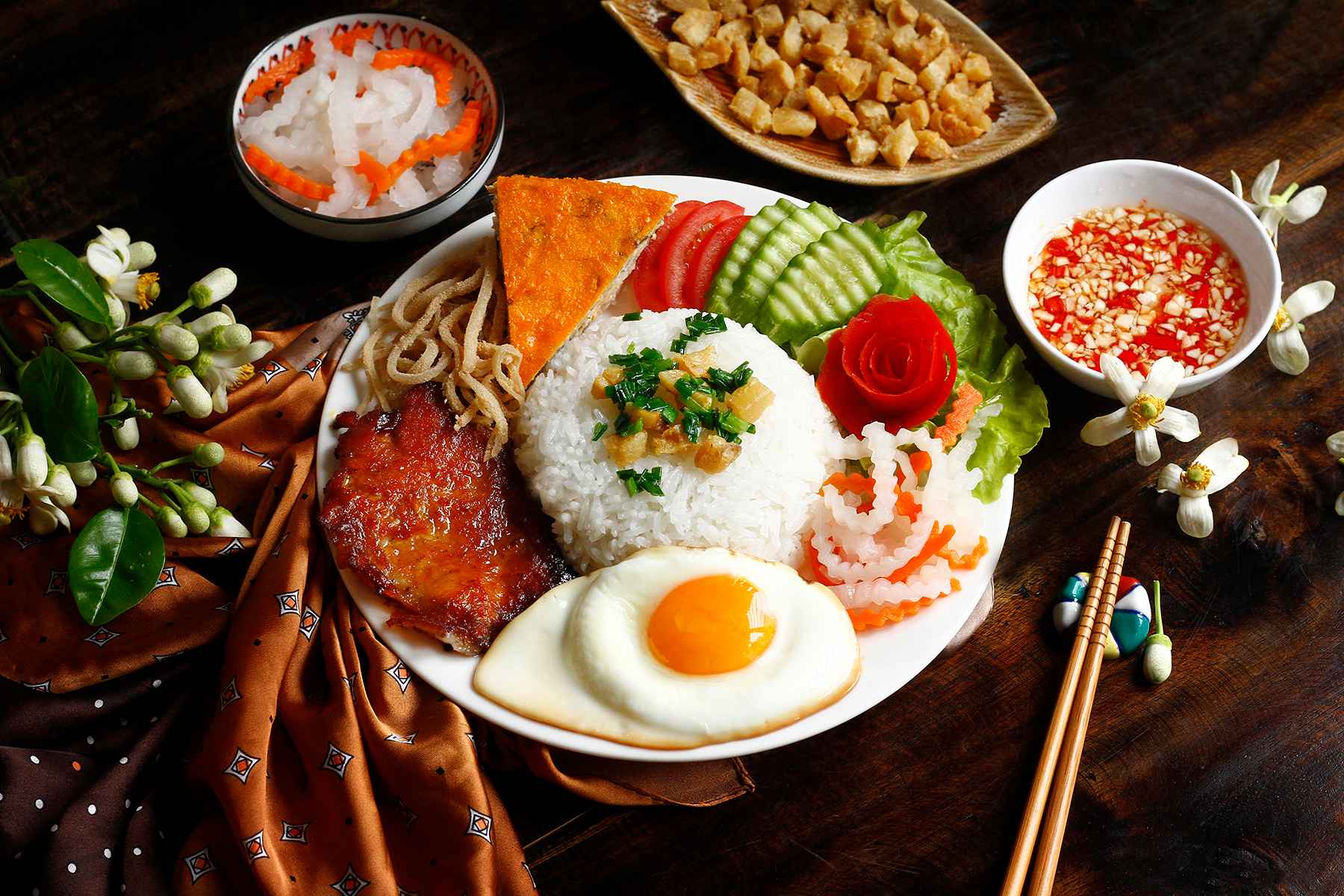 Nước mắm chua ngọt ăn kèm với món gì ngon