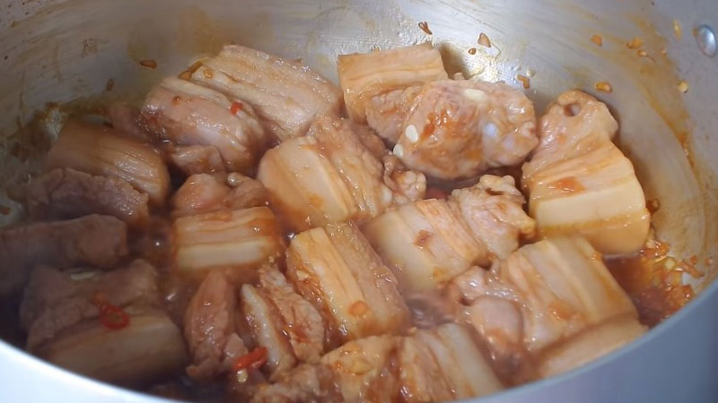 kho thịt nấu thịt kho trứng cút nước dừa