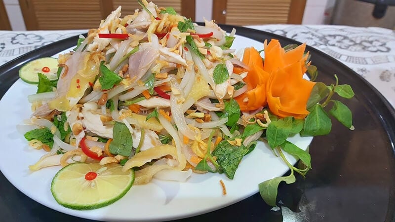 Gỏi gà xé phay là món ăn quen thuộc trong các bữa tiệc