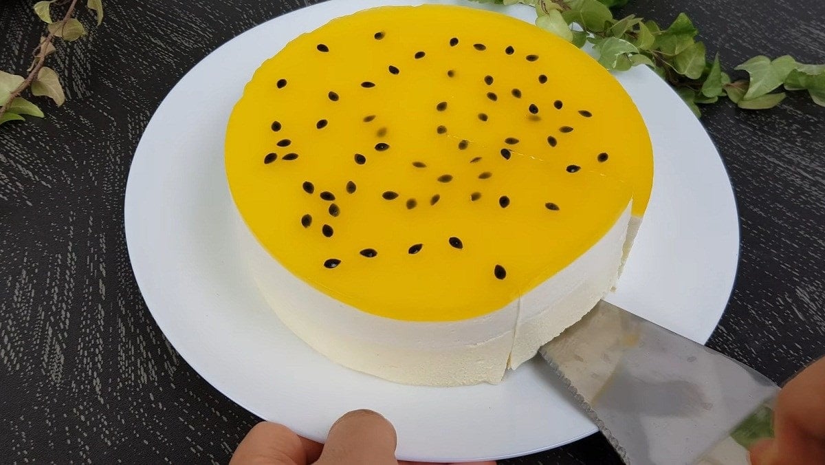 Bánh Mousse Chanh Dây là món bánh ngọt mát lạnh