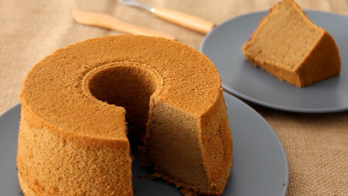 Bánh Chiffon là món bánh mềm mại, nhẹ như mây, với hương vị ngọt ngào