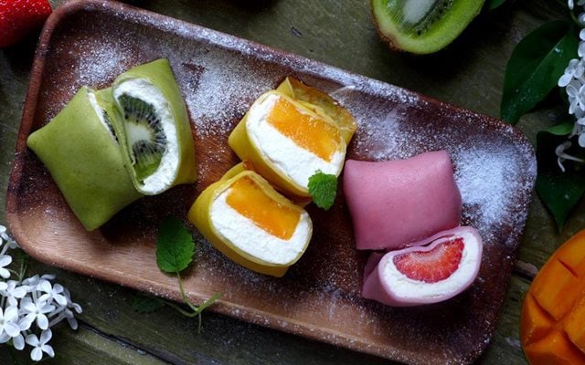 Bánh crepe cuộn trái cây