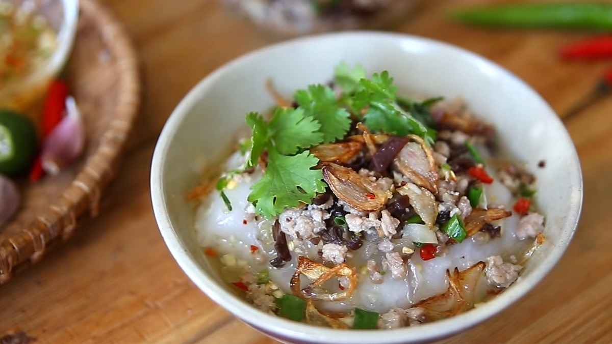 Bánh đúc nóng chấm nước mắm chua ngọt