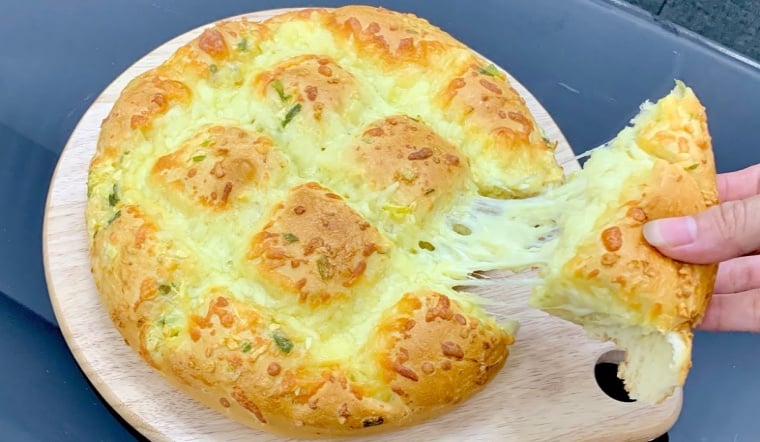 Bánh mì nướng bơ tỏi phô mai kéo sợi