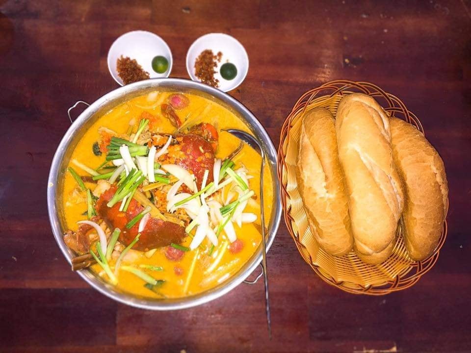 Ăn kèm cà ri cua nước cốt dừa với bánh mì