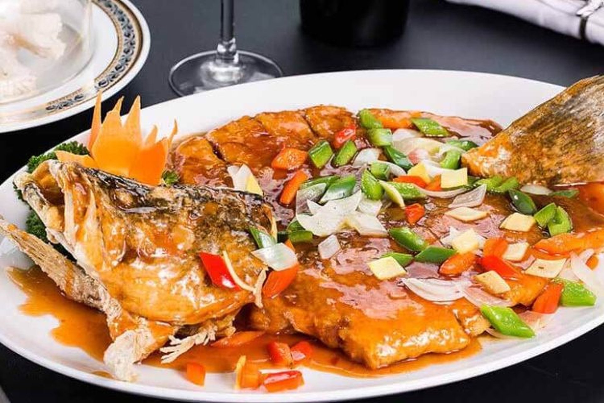 Cá chẽm chiên giòn là món mặn ăn cơm có lớp vỏ vàng ruộm, giòn rụm