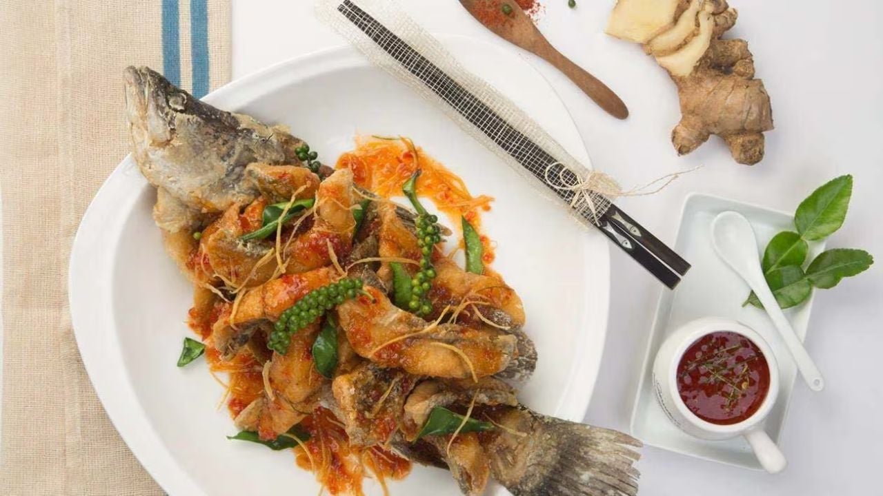 Cá chẽm chiên giòn sốt tỏi ớt đậm đà hương vị