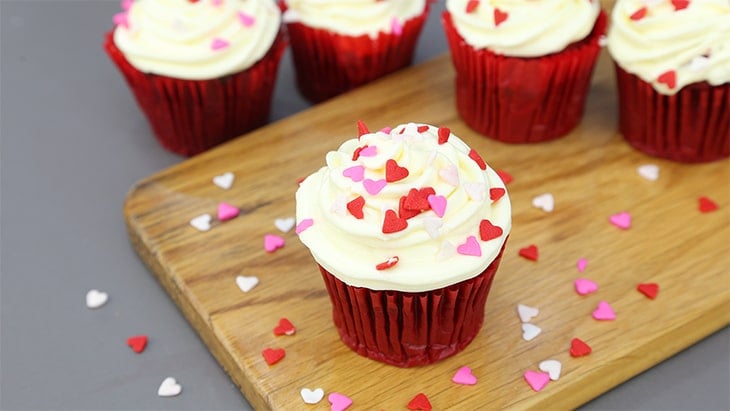 Bánh Red Velvet Cupcakes là một món bánh nhỏ xinh và có màu đỏ nổi bật