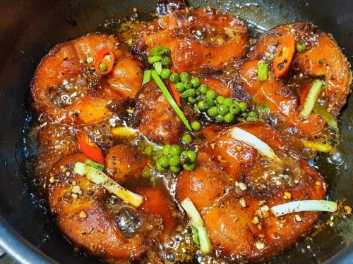 Cá lóc kho tiêu là món mặn ăn cơm có vị cay thơm nồng của tiêu, nước kho sệt đậm đà