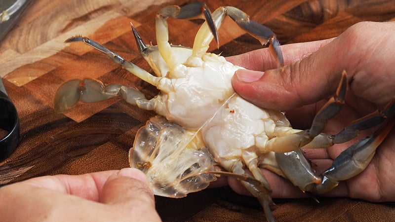 Sơ chế cua để làm món cà ri cua nước cốt dừa