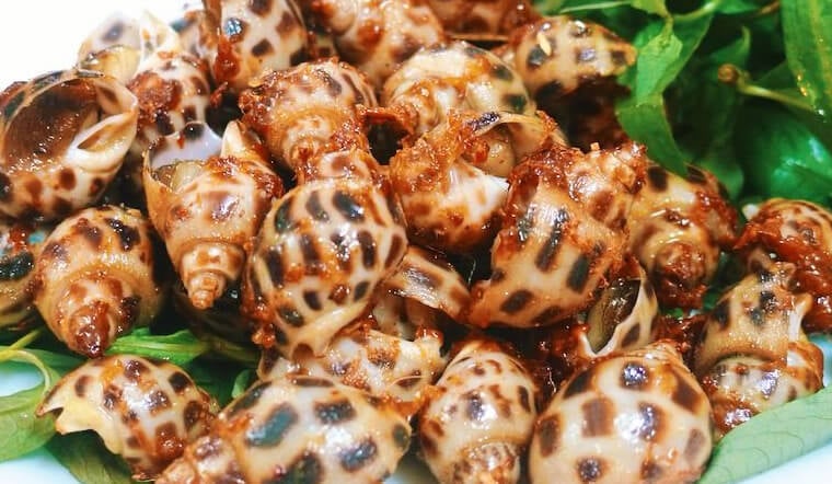 Ốc hương xào sa tế là món ăn cay nồng, đậm đà