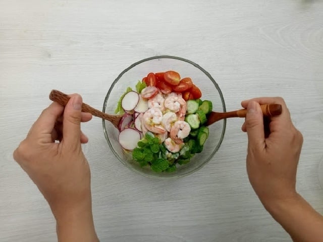 Làm salad tôm sốt rau củ