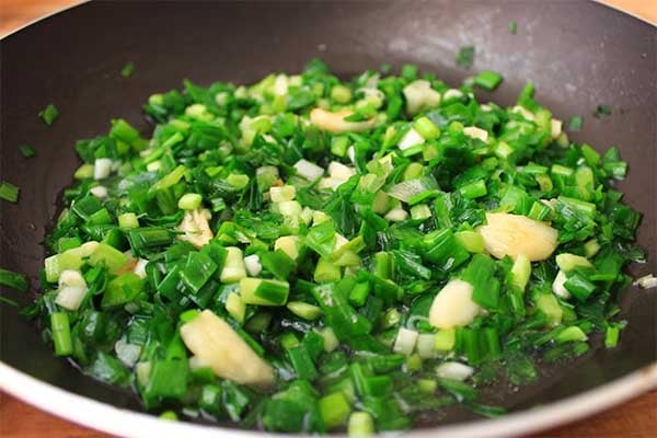 chế biến nguyên liệu làm ốc hương nướng mỡ hành