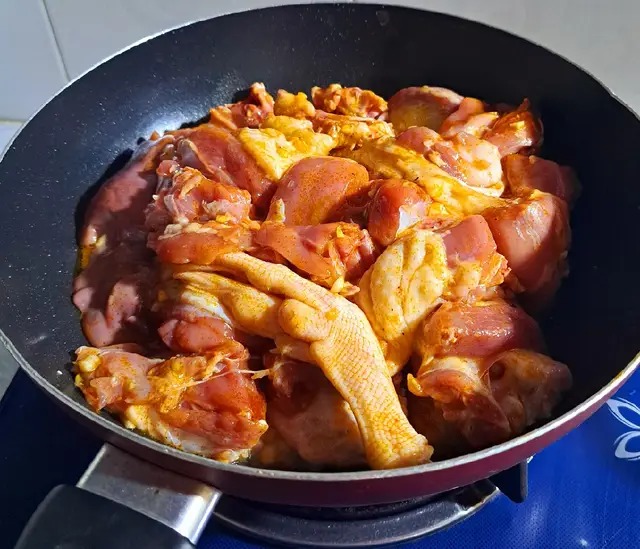 Cho thịt đã ướp vào nồi và đảo đều