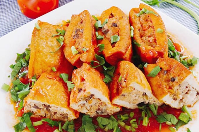 Đậu hũ nhồi thịt là một món ăn mặn ăn cơm quen thuộc