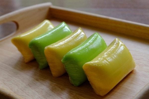 xếp bánh crepe cuộn trái cây ra dĩa cho bữa sáng