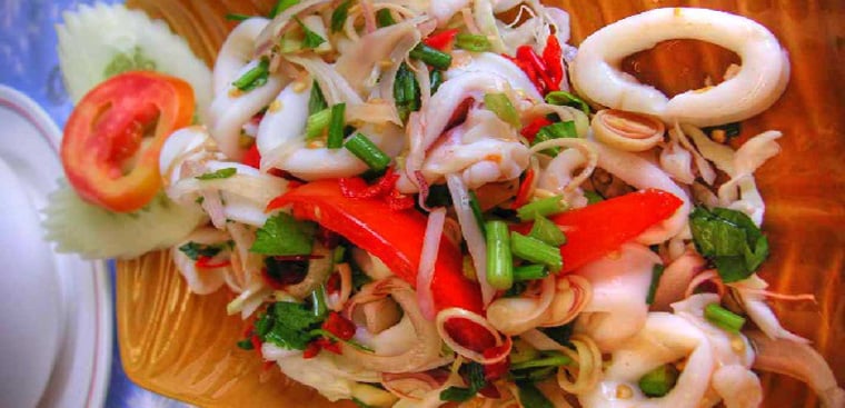 Gỏi mực Thái Lan (Yum Pla Muk) là món ăn hấp dẫn