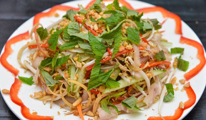 Gỏi gân bò là sự kết hợp giữa gân bò giòn sật với các loại rau củ