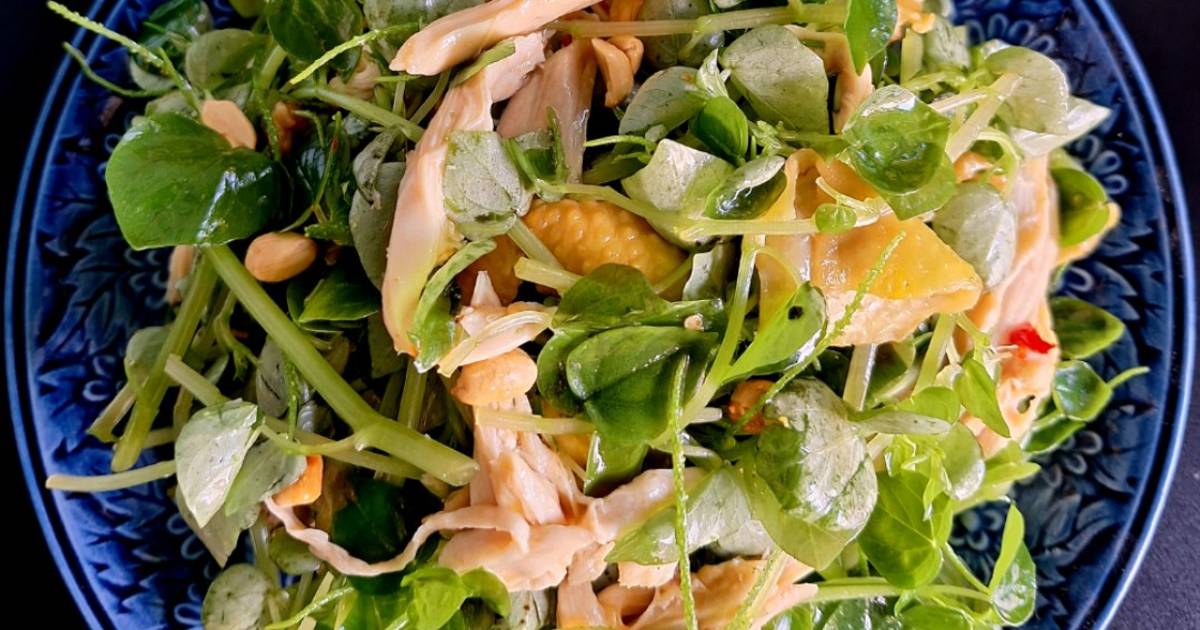 Gỏi gà rau càng cua là món ăn thanh mát, dễ làm