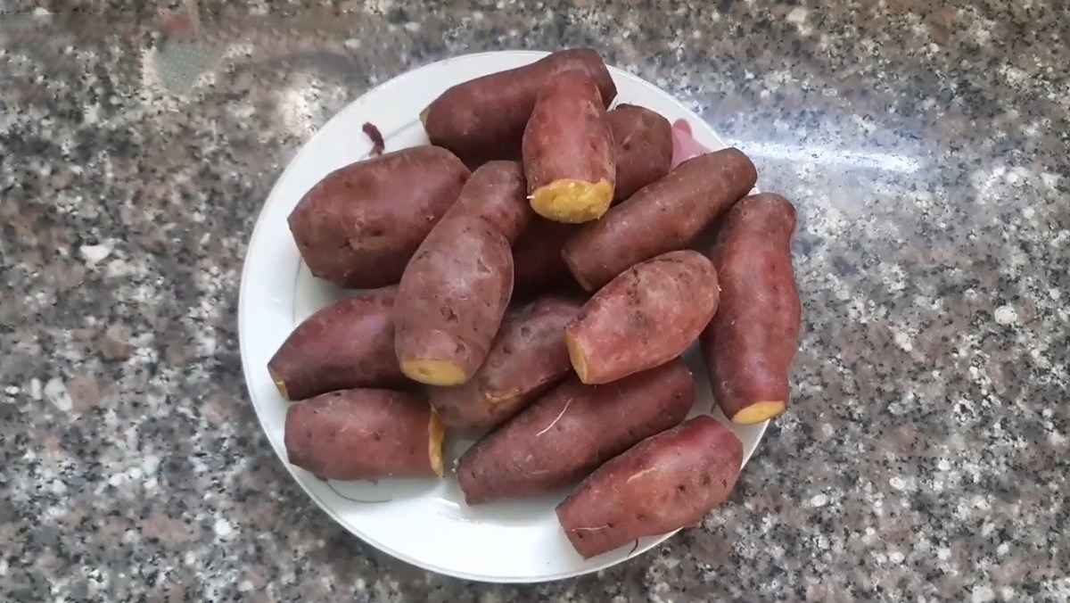 Khoai lang luộc cho bữa sáng nhanh gọn