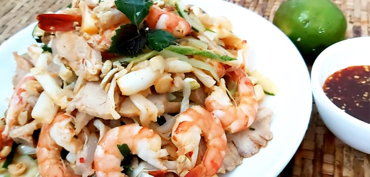 Gỏi bồn bồn tôm thịt là món ăn dân dã nhưng vô cùng thơm ngon