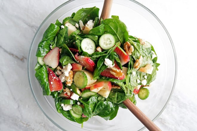 Trộn đều các nguyên liệu làm salad rau bina