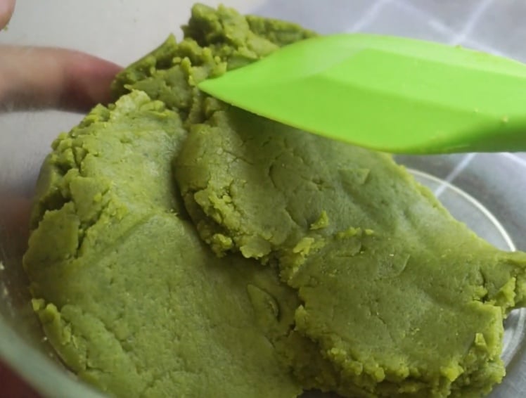 Trộn đều nguyên liệu làm bánh Cookies Matcha Nhân Phô Mai