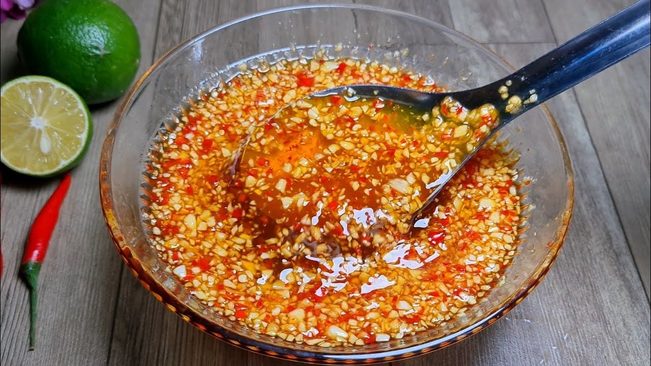 Làm nước mắm trộn gỏi gà xé phay