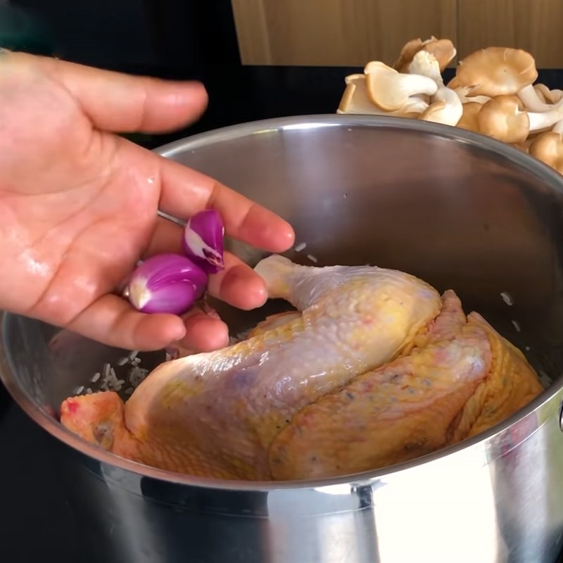 Luộc gà để làm gỏi gà xé phay