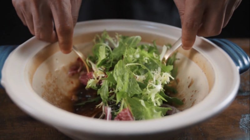 Trộn đều các nguyên liệu làm salad sò điệp
