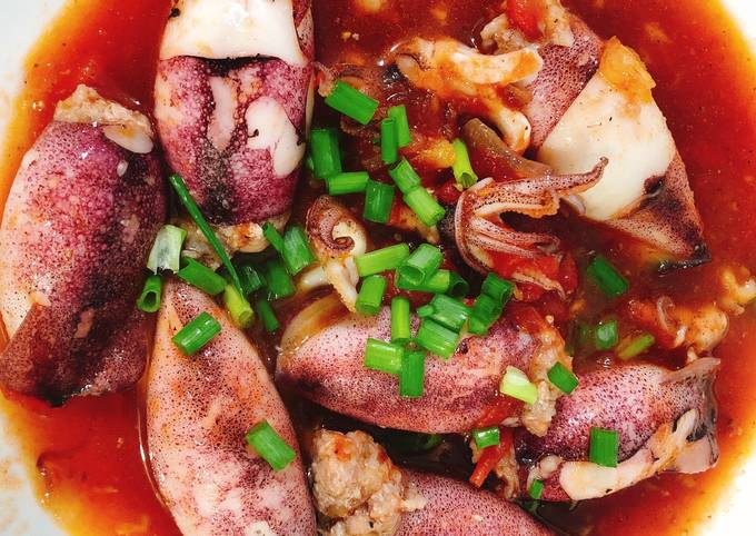 Mực nhồi thịt sốt cà là món mặn ăn cơm kết hợp hài hòa giữa vị ngọt của mực và sốt cà chua