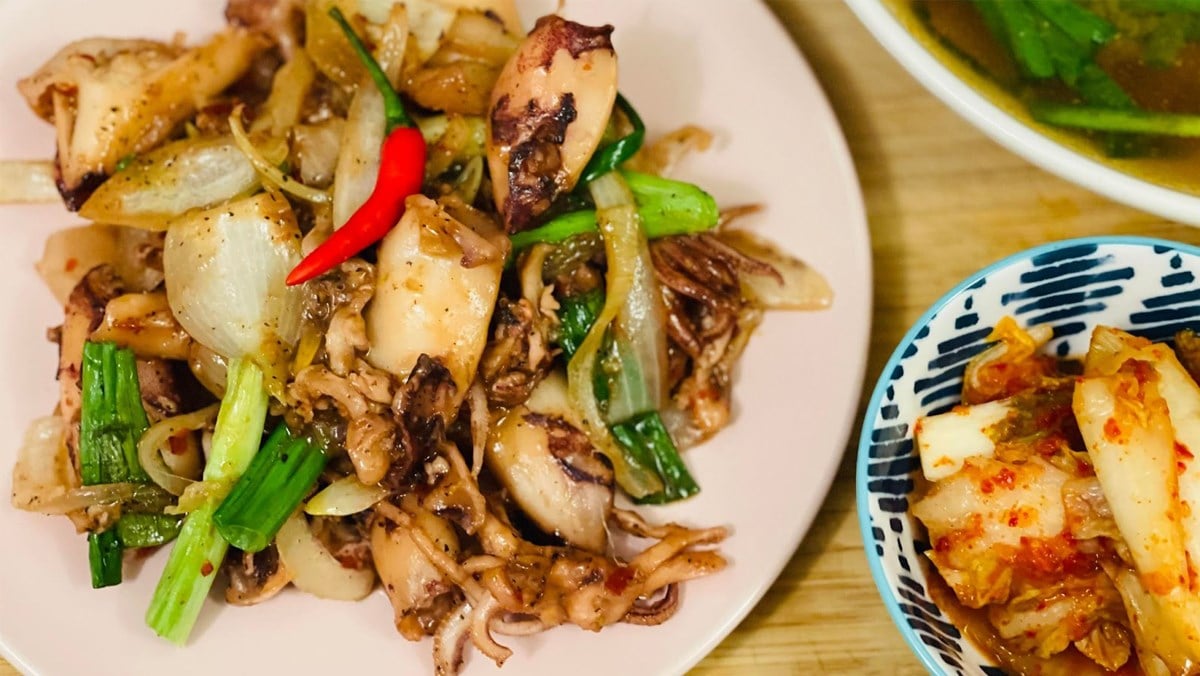 Mực xào sa tế là món mặn ăn cơm hấp dẫn với vị cay nồng hòa quyện cùng độ giòn của mực