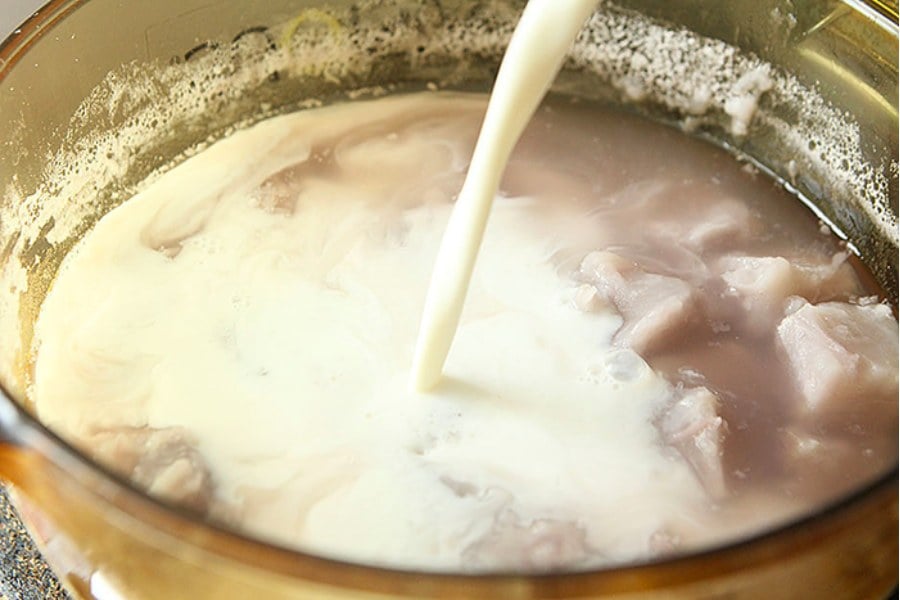 khuấy đều bột năng nấu chè khoai môn