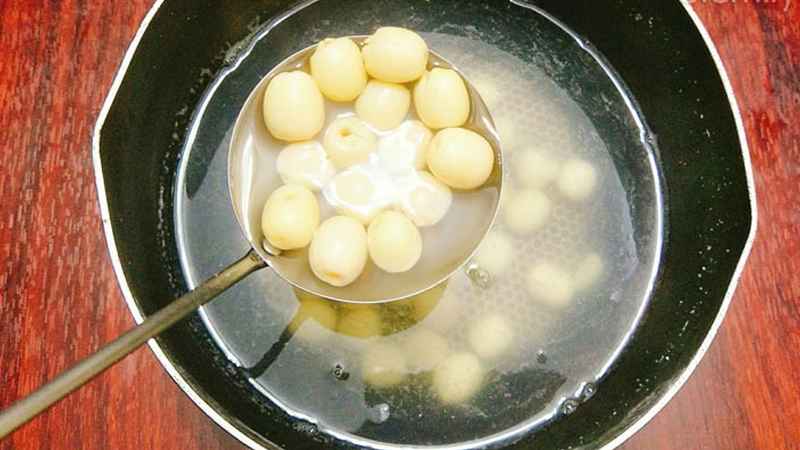 nấu hạt sen cho chè dưỡng nhan