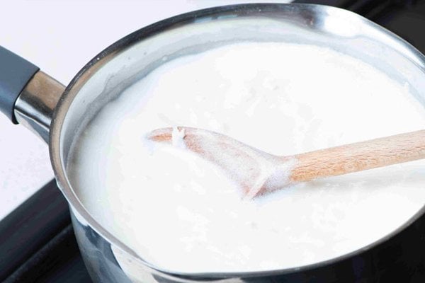 Nấu nước cốt dừa làm chè Thái