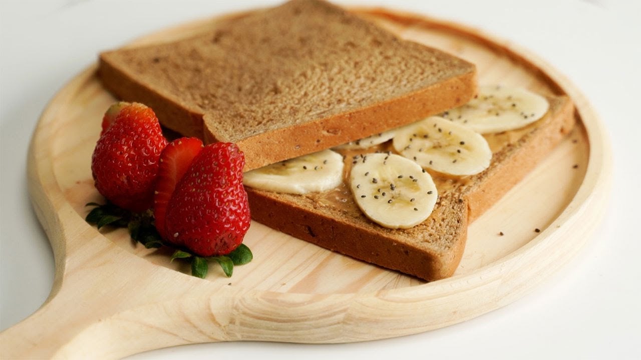 Bánh mì nguyên cám phết bơ đậu phộng và chuối